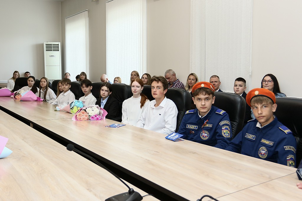 В Находке в День города отличившимся школьникам вручили паспорта гражданина РФ