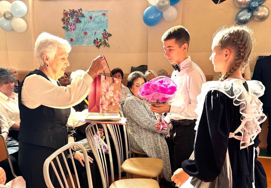 Депутаты поздравили коллектив школы с юбилеем