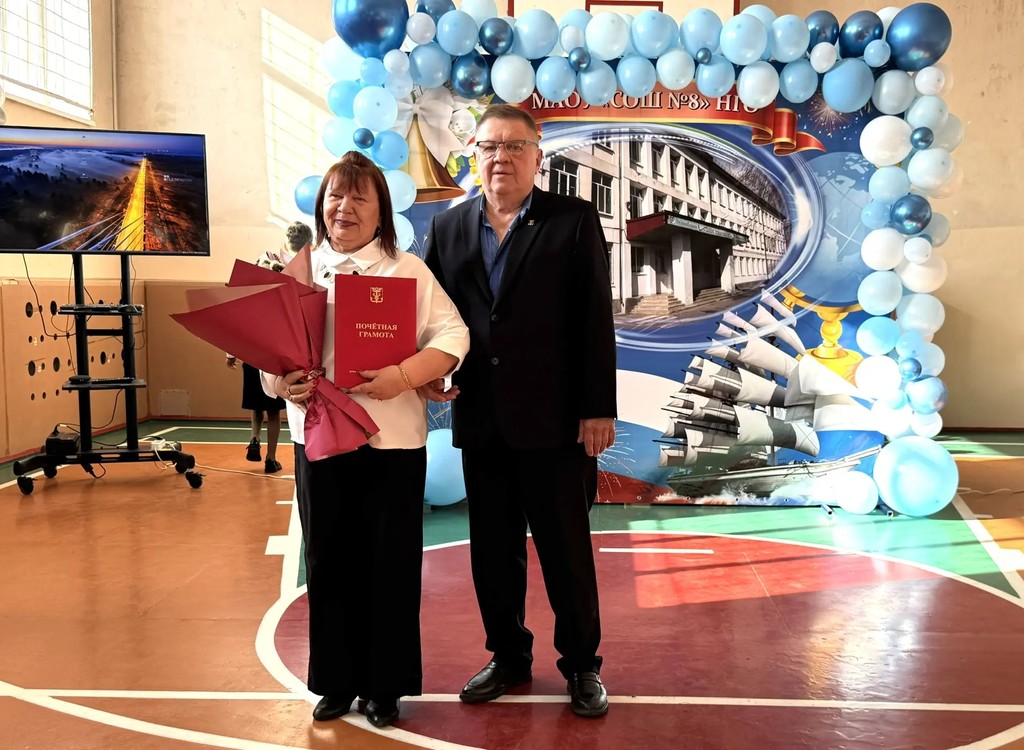Депутаты поздравили коллектив школы с юбилеем