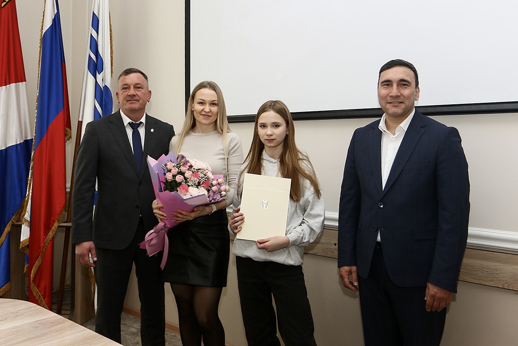 Молодым семьям вручили жилищные сертификаты